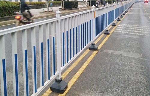 供应 工厂现货供应道路隔离防护栏 交通设施锌钢城市道路市政.