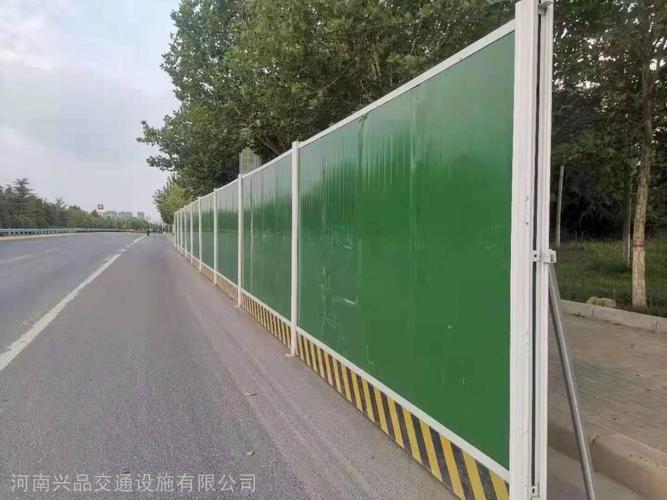 河南围挡厂销售郑州市政彩钢瓦围挡道路施工隔离小草绿铁皮围挡